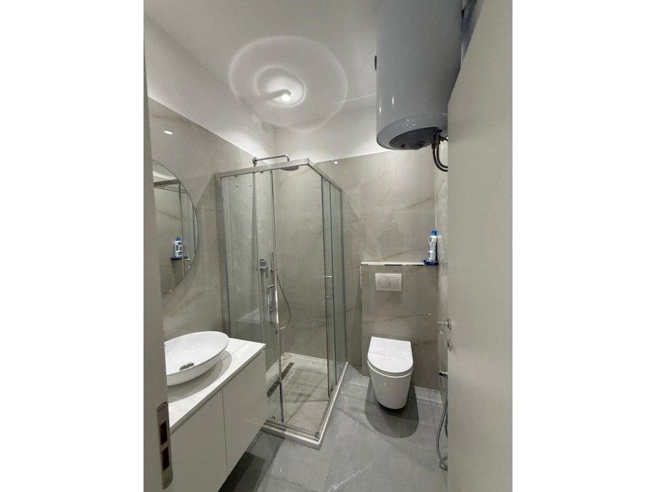 Tirane, jepet me qera ambjent biznesi Kati 2, 131 m² 1.700 € (Jordan Misja, Tiranë.)