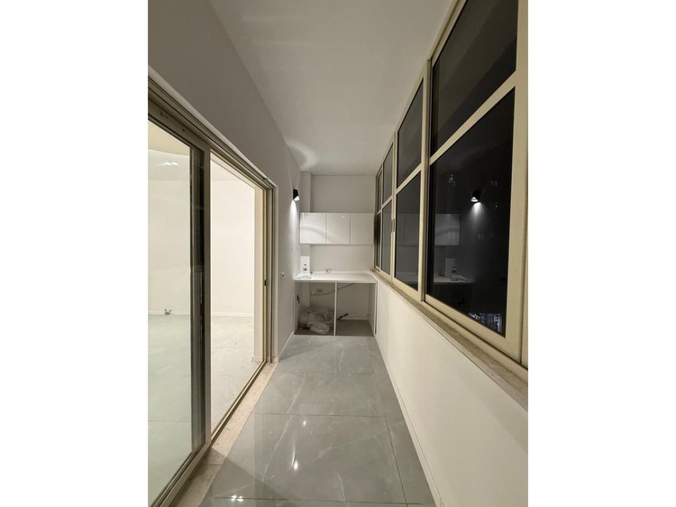 Tirane, jepet me qera ambjent biznesi Kati 2, 131 m² 1.700 € (Jordan Misja, Tiranë.)