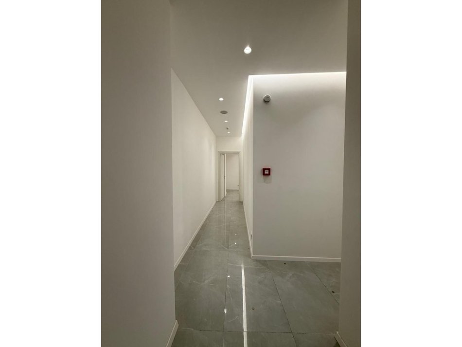 Tirane, jepet me qera ambjent biznesi Kati 2, 131 m² 1.700 € (Jordan Misja, Tiranë.)