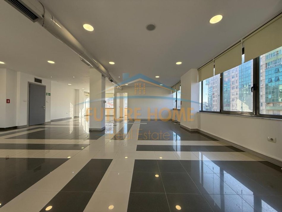 Tirane, jepet me qera ambjent biznesi Kati 4, 265 m² 2.500 € (Zogu i Zi)