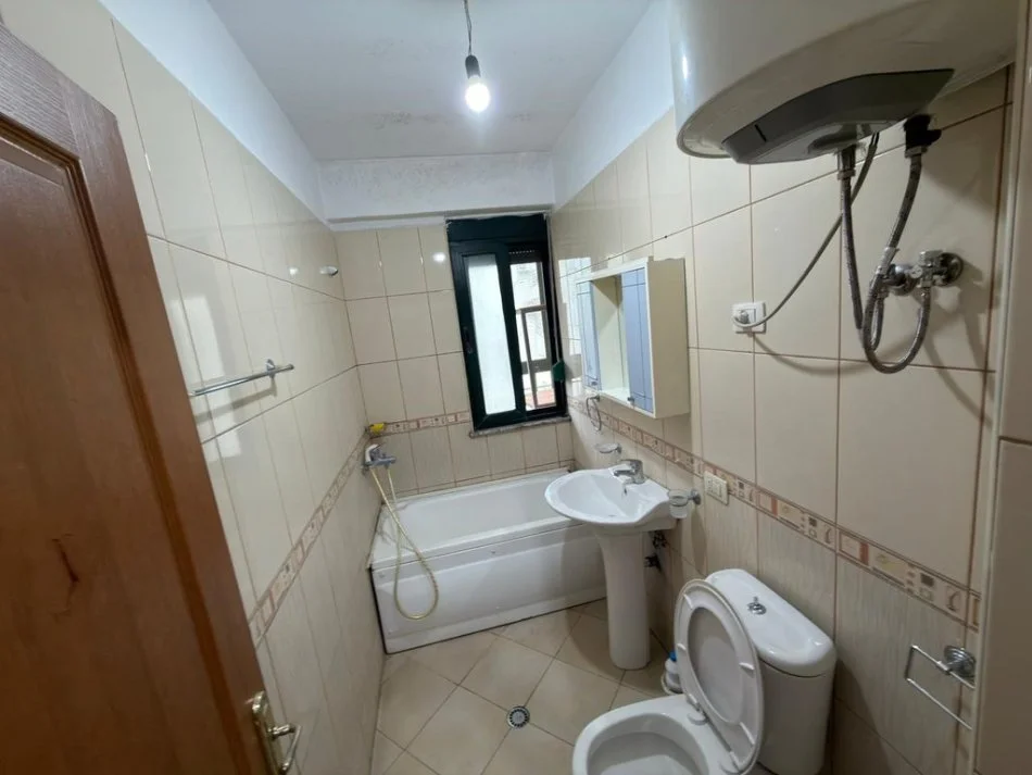 Tirane, jepet me qera apartament 2+1+Ballkon Kati 5, 100 m² 550 € (5 Maji)