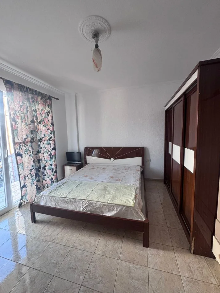Tirane, jepet me qera apartament 1+1+Ballkon Kati 4, 65 m² 350 € (rruga 5 Maj)