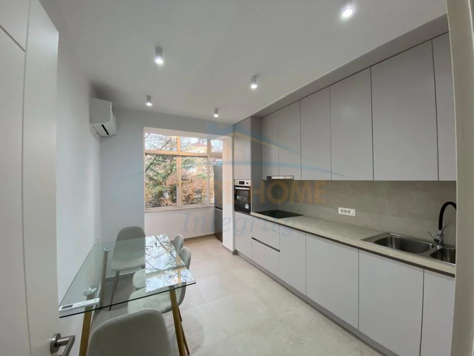 Tirane, jepet me qera apartament 1+1+Ballkon Kati 3, 66 m² 625 € (Shkolla e Baletit, Tiranë.)