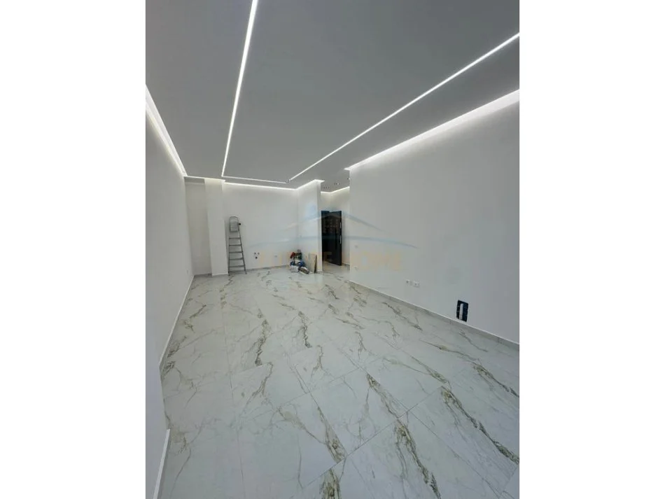 Tirane, jepet me qera ambjent biznesi Kati 1, 72 m² 800 € 