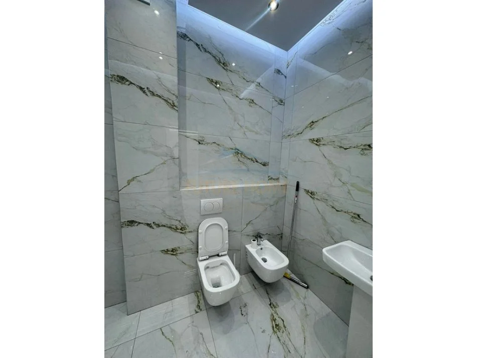 Tirane, jepet me qera ambjent biznesi Kati 1, 70 m² 799 € (Blv Migjeni,kompleksi MOLLA)