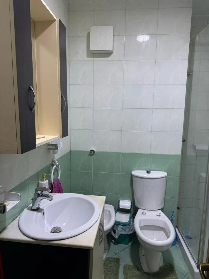 Tirane, jepet me qera apartament 1+1+Ballkon Kati 2, 75 m² 450 € (rruga Jordan Misja)