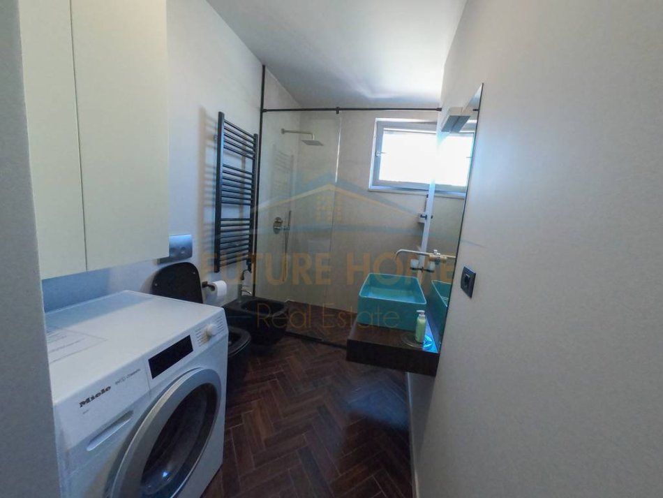 Tirane, jepet me qera apartament 3+1 Kati 4, 1.800 € (Stadium Dinamo)