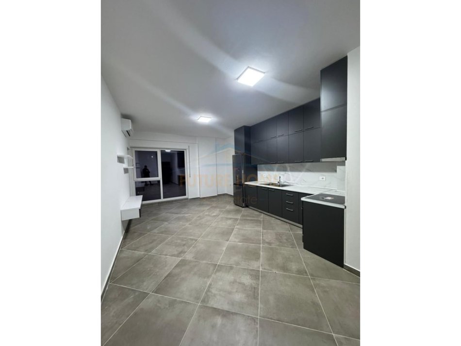 Tirane, jepet me qera 1+1 Kati 3, 73 m² 400 € 