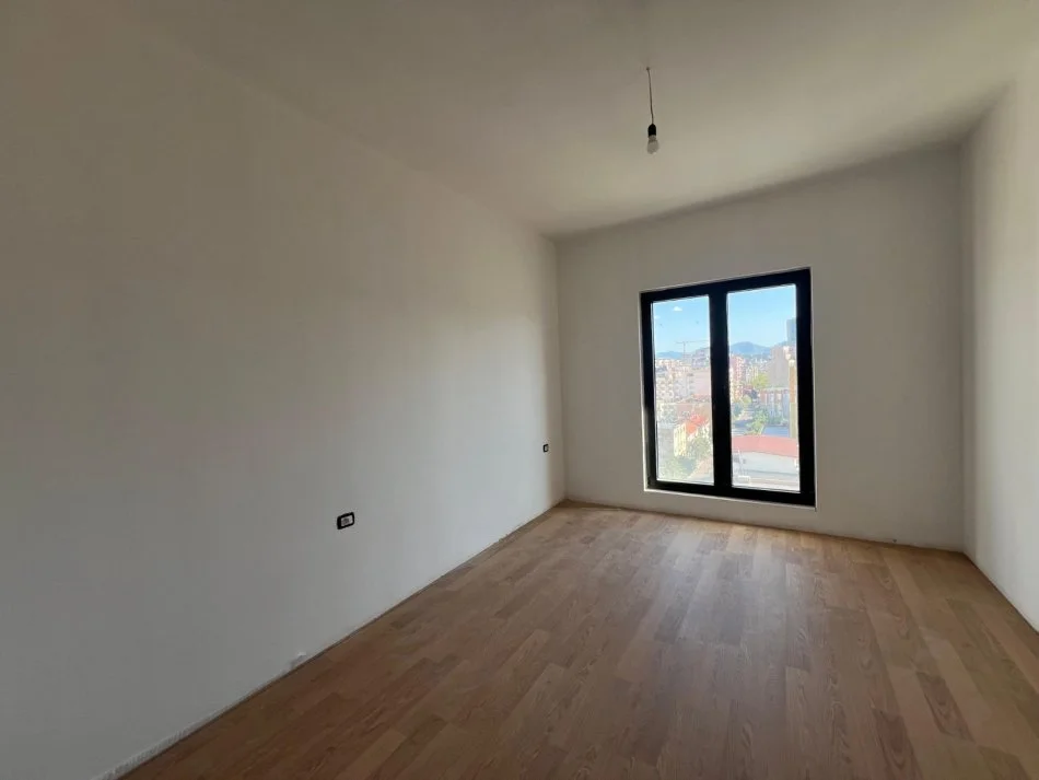 Tirane, jepet me qera apartament 1+1 Kati 9, 69 m² 700 € (Barrikadave)