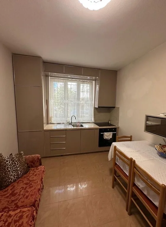 Tirane, jepet me qera apartament 1+1 Kati 1, 58 m² 550 € (Vasil Shanto)