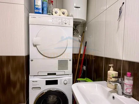 Tirane, shitet apartament 2+1+Ballkon Kati 3, 105 m² 310.000 € (rruga e barrikadave)