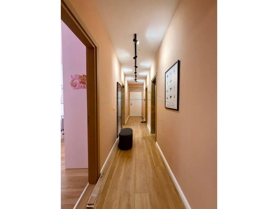 Tirane, shitet apartament 2+1+Ballkon Kati 3, 106 m² 310.000 € (Rruga e Barrikadave, Tiranë)