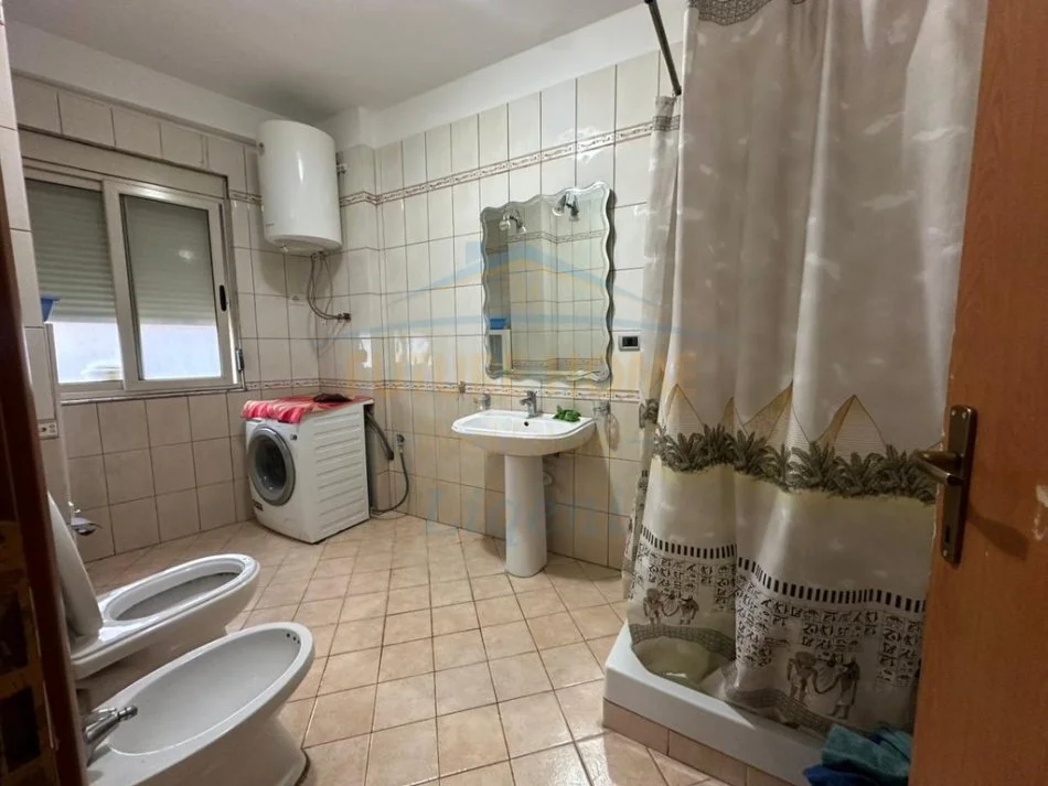 Tirane, jepet me qera apartament 1+1+Ballkon Kati 1, 67 m² 650 € (Rruga e Bogdaneve)