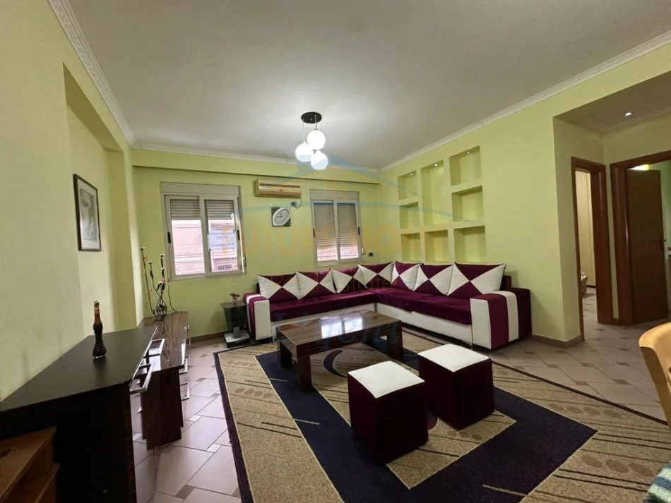 Tirane, jepet me qera apartament 1+1+Ballkon Kati 1, 67 m² 650 € (Rruga e Bogdaneve)