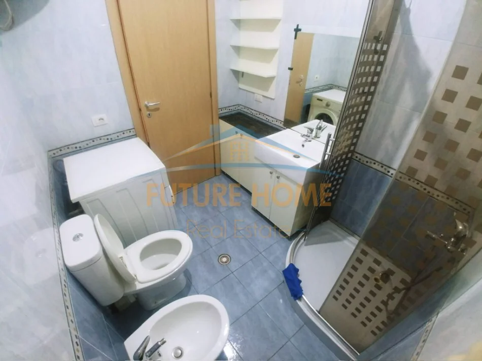 Tirane, jepet me qera apartament 1+1 Kati 1, 67 m² 650 € (Liqeni i Thate)