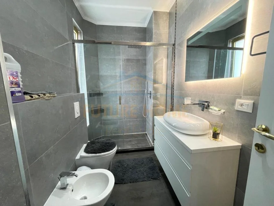 Tirane, jepet me qera apartament 2+1+Ballkon Kati 8, 120 m² 2.100 € (Air Albania,Tirane)