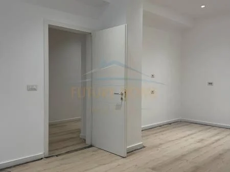 Qera, Zyre , 86 m² (Rrruga e Dibres)