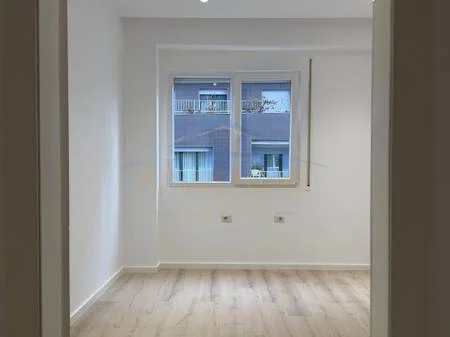 Qera, Zyre , 86 m² (Rrruga e Dibres)