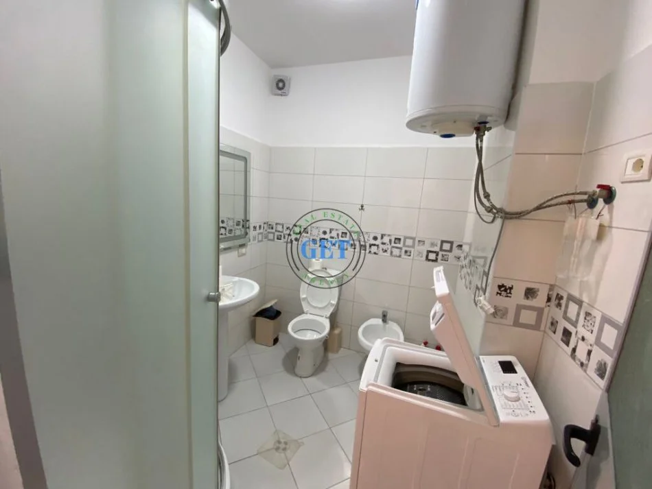 Durres, jepet me qera apartament 2+1+Ballkon Kati 10, 85 m² 400 € (Stacioni i Trenit, Durrës)