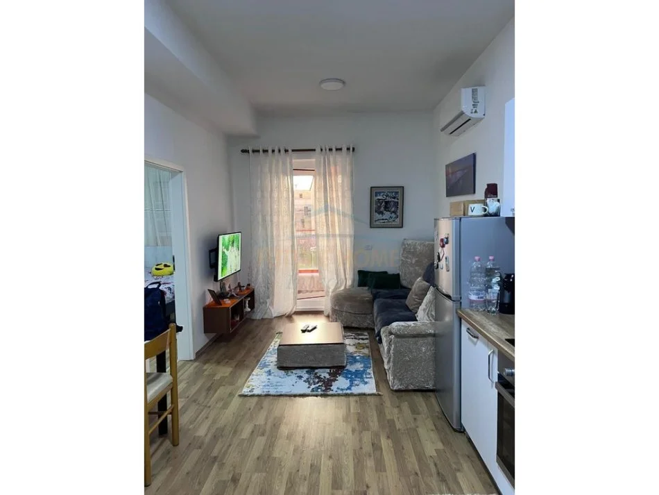 Tirane, jap me qera apartament 1+1+Ballkon Kati 1, 50 m² 400 € (mangalemi)
