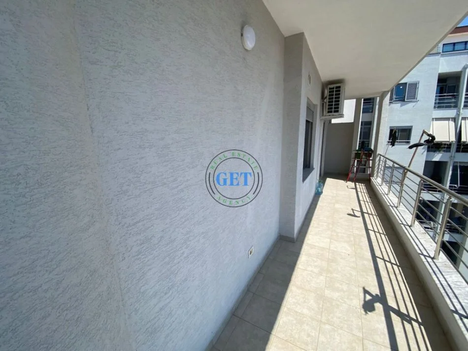 Durres, jepet me qera apartament 2+1+Ballkon Kati 10, 85 m² 400 € (Stacioni Trenit Durres)