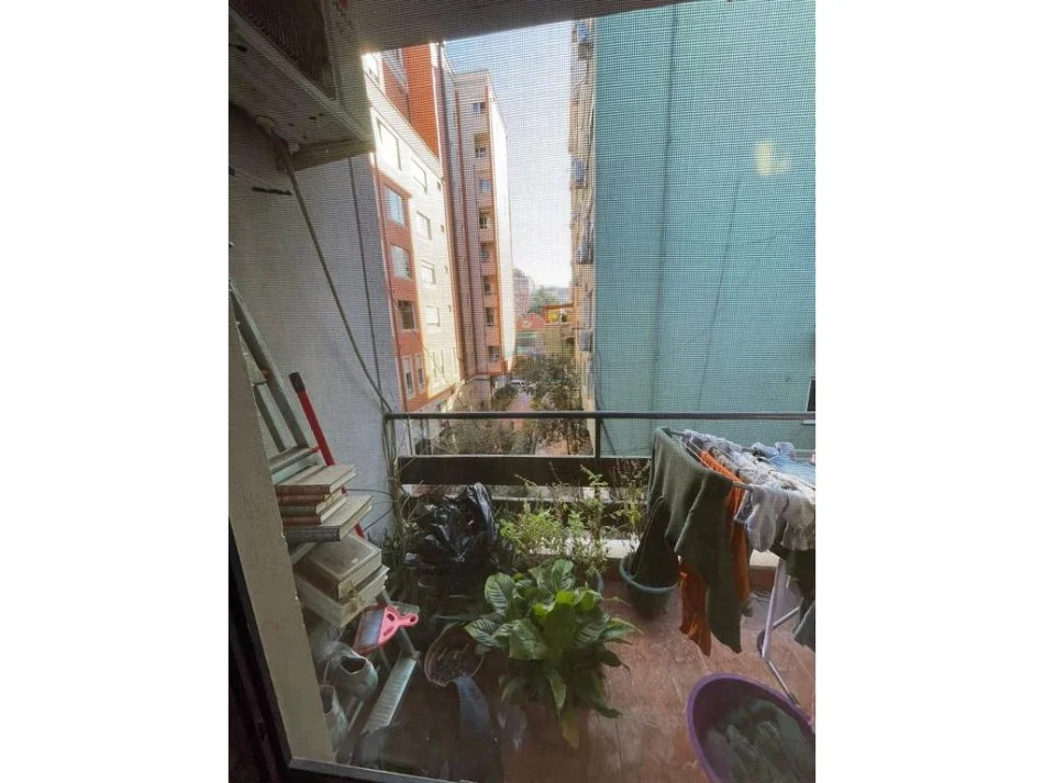 Tirane, shitet apartament 2+1 Kati 3, 100 m² 300.000 € (Bllok pranë kafe Roma)