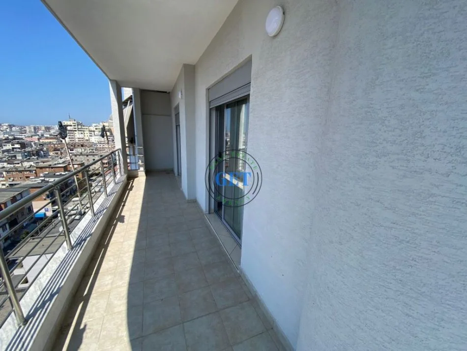 Durres, jepet me qera apartament 2+1+Ballkon Kati 10, 85 m² 400 € (Stacioni Trenit Durres)