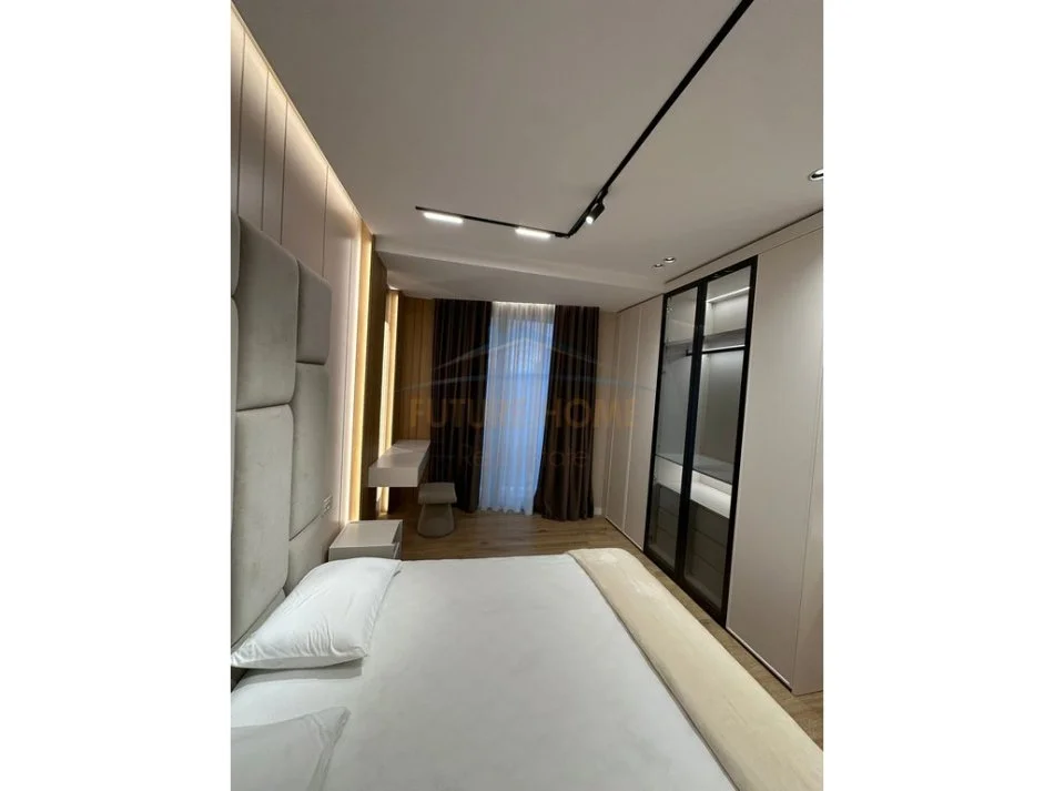 Tirane, shitet apartament 2+1+Ballkon , 94 m² 