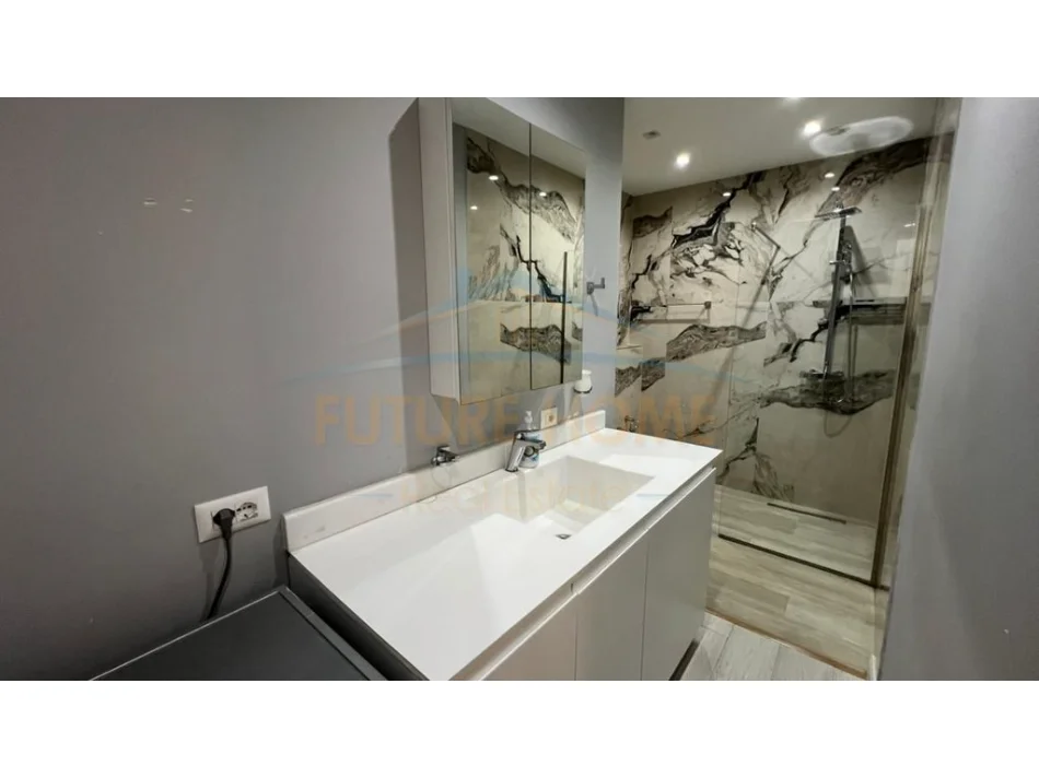 Shitet, Apartament 2+1+2+Post Parkimi, Rruga e Barrikadave, Tiranë