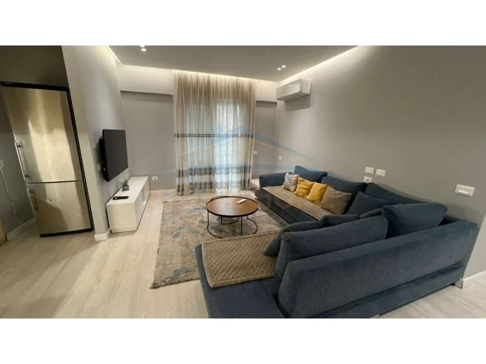 Shitet, Apartament 2+1+2+Post Parkimi, Rruga e Barrikadave, Tiranë