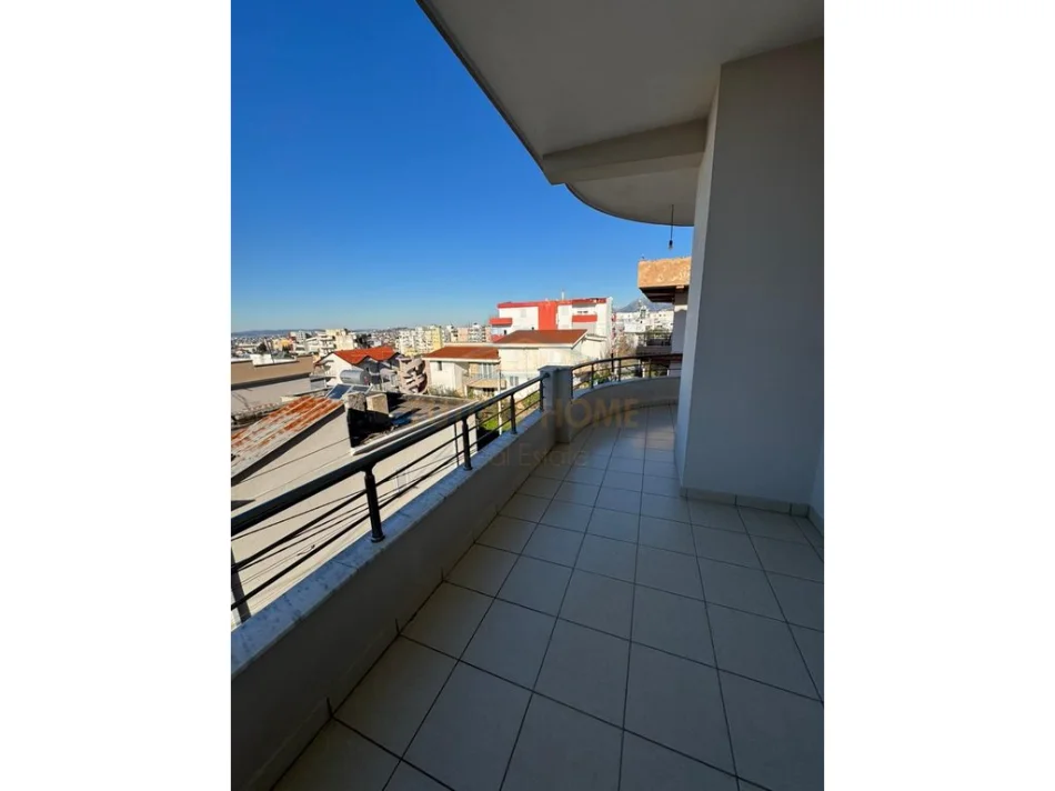 Tirane, jepet me qera Vile 3 Katshe Kati 3, 200 m² 600 € (Rruga Dalip Topi,Fresk)