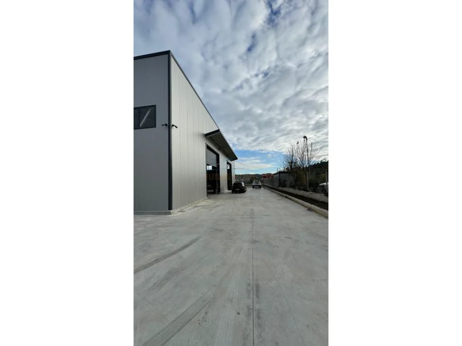 Shqiperi, shitet magazine Kati 0, 1.400 m² 800.000 € (Prush)