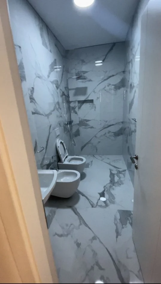 Tirane, jepet me qera apartament 2+1 Kati 1, 98 m² 1.000 € 