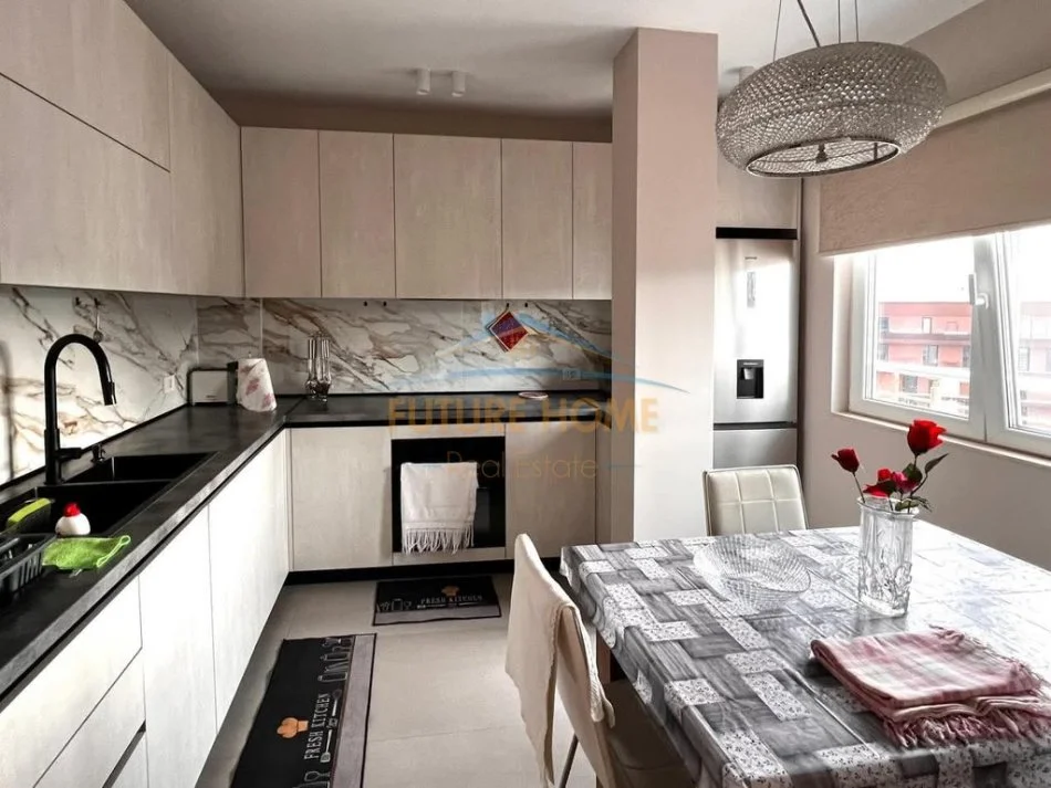 Tirane, jepet me qera apartament 1+1 Kati 11, 90 m² 1.000 € (Komuna e Parisit)