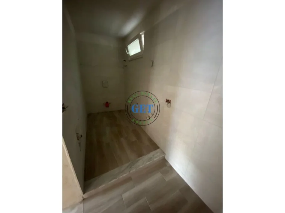 Durres, jepet me qera ambjent biznesi Kati 1, 40 m² 350 € (Gjykata, Durres)