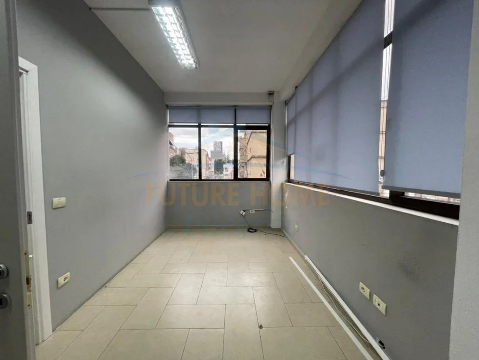 Tirane, jepet me qera ambjent biznesi Kati 1, 350 m² 3.500 € (Rruga Pjetër Budi)