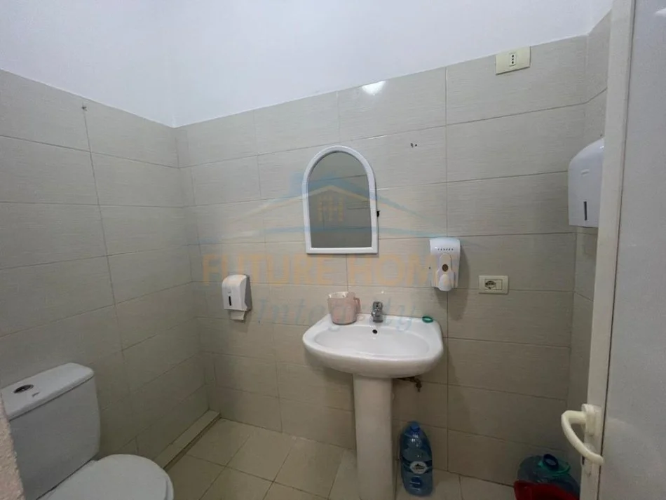 Tirane, jepet me qera ambjent biznesi Kati 1, 350 m² 3.500 € (Rruga Pjetër Budi)