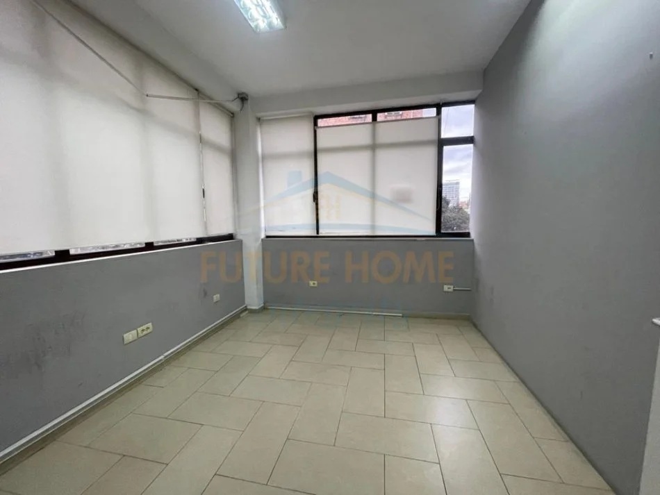 Tirane, jepet me qera ambjent biznesi Kati 1, 350 m² 3.500 € (Rruga Pjetër Budi)