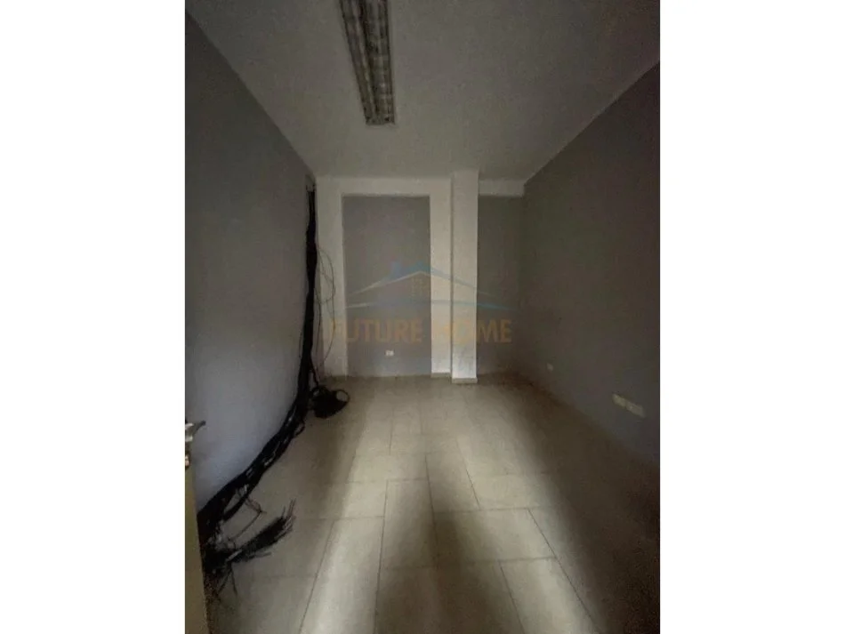 Tirane, jepet me qera ambjent biznesi Kati 1, 350 m² 3.500 € (Rruga Pjetër Budi)