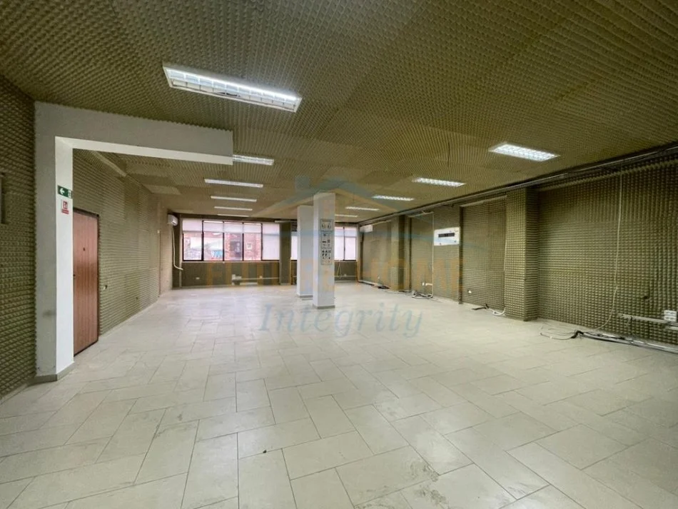 Tirane, jepet me qera ambjent biznesi Kati 1, 350 m² 3.500 € (Rruga Pjetër Budi)