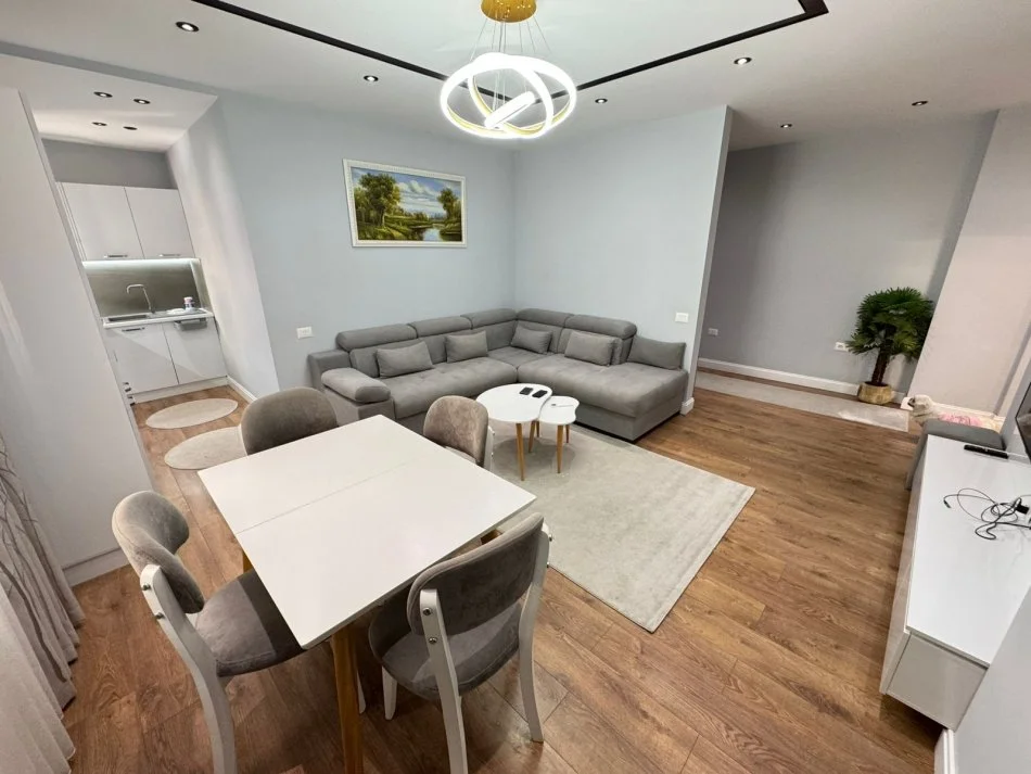 Tirane, jepet me qera 2+1 Kati 2, 100 m² 690 € (Prane Kompleksit Magnet, Rruga Frosina Plaku)