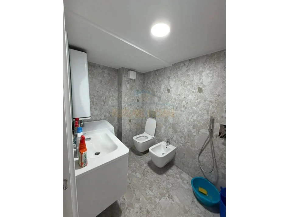 Tirane, jepet me qera apartament duplex Dublex Kati 1, 100 m² 700 € (Spitali Amerikan 3)