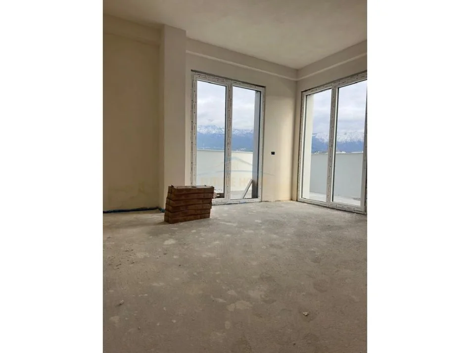 Tirane, shes apartament 2+1+Ballkon Kati 4, 84 m² 176.000 € (Ali Demi)