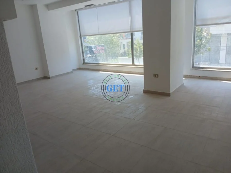 Durres, jepet me qera ambjent biznesi Kati 2, 110 m² 600 € (Drejtoria Policise)