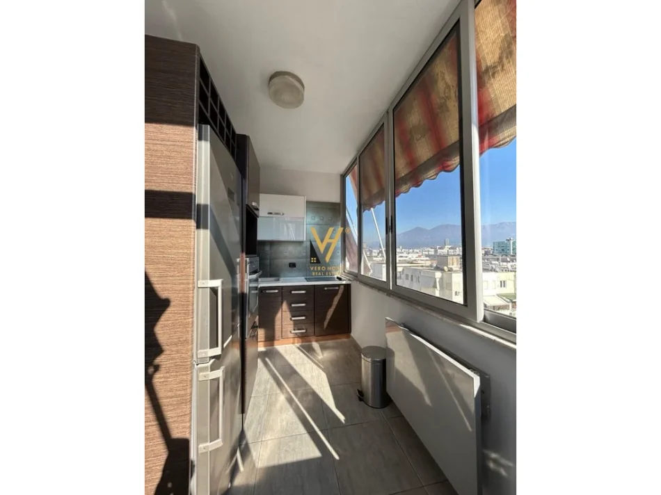 Tirane, jepet me qera apartament 1+1+Ballkon Kati 7, 70 m² 570 € (KOMUNA E PARISIT)