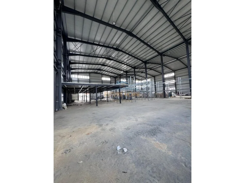 Tirane, jepet me qera magazine Kati 0, 4.000 m² 12.000 € (Vore)