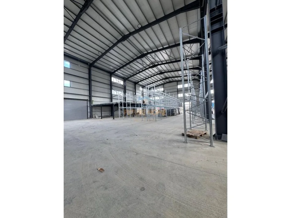 Tirane, jepet me qera magazine Kati 0, 4.000 m² 12.000 € (Vore)