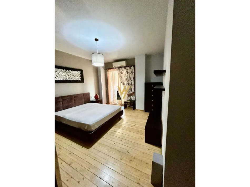 Tirane, jepet me qera apartament 1+1+Ballkon Kati 7, 70 m² 570 € (KOMUNA E PARISIT)