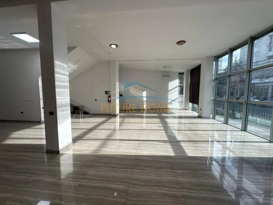 Tirane, jepet me qera Godine 4-Kateshe , 1.100 m² 9.000 € (Laprake)