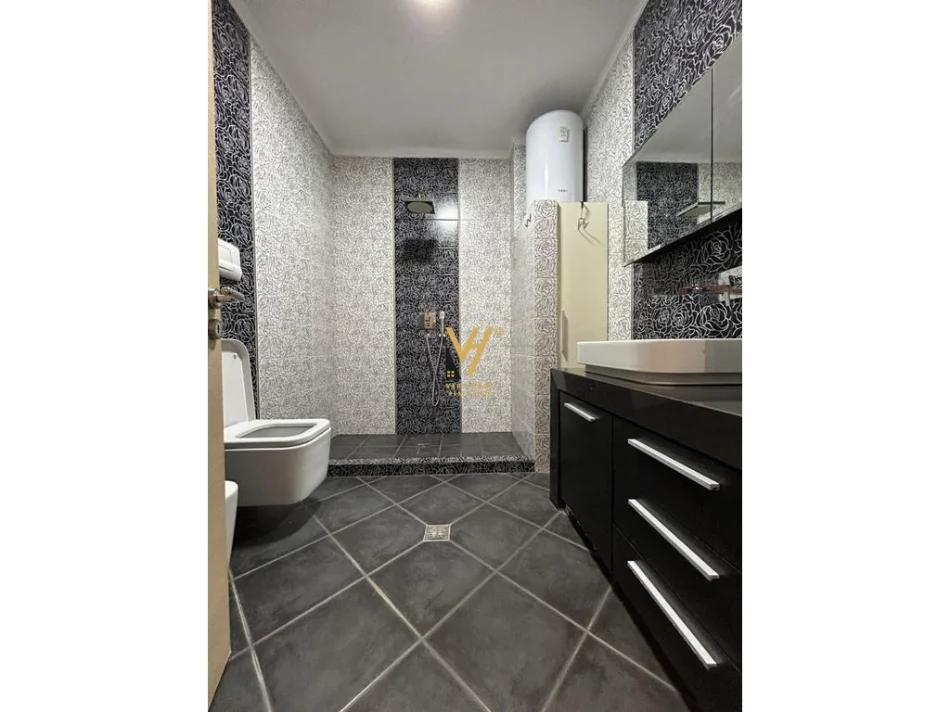 Tirane, jepet me qera apartament 1+1+Ballkon Kati 7, 70 m² 570 € (KOMUNA E PARISIT)